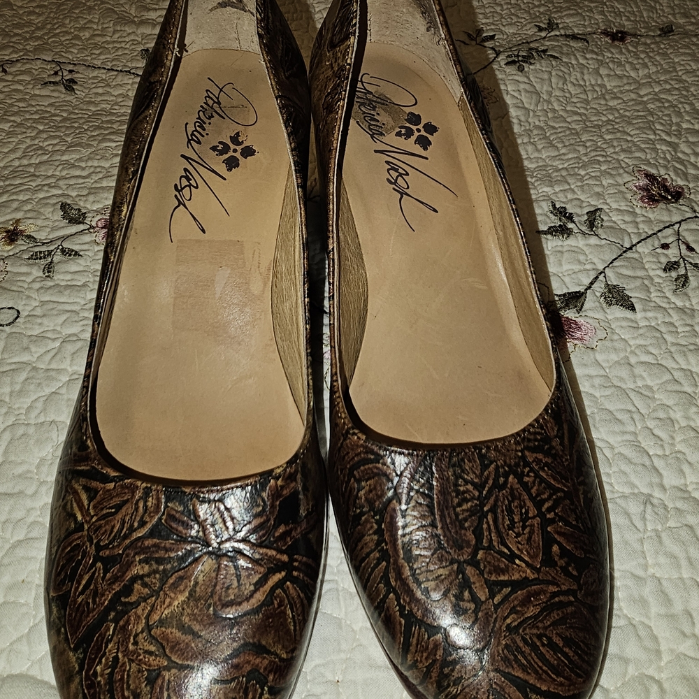 Patricia Nash Brown Leaf Pattern Heels